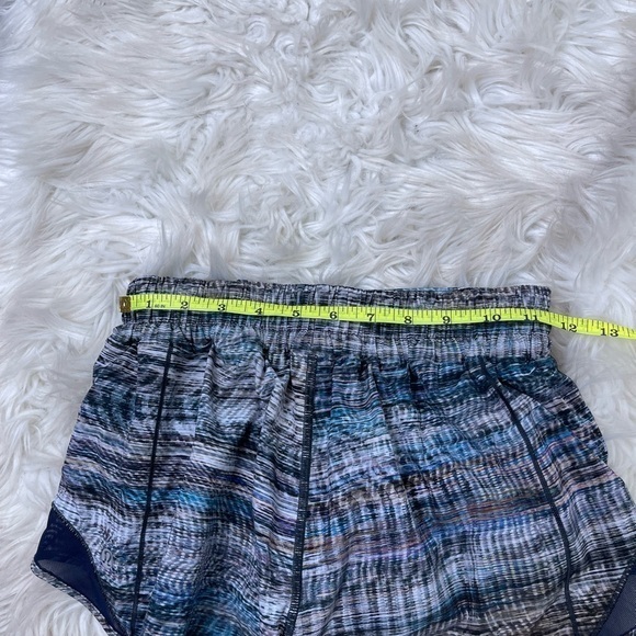 Lululemon Hotty Hot‎ Shorts in Digital Oasis 6 - Picture 8 of 8